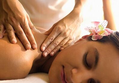 Massage le haghaidh osteochondrosis an dromlaigh cheirbheacs