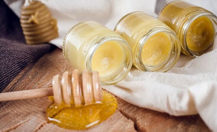 Sa bhaile is féidir leat ointment a ullmhú le haghaidh cóireáil osteochondrosis thoracach