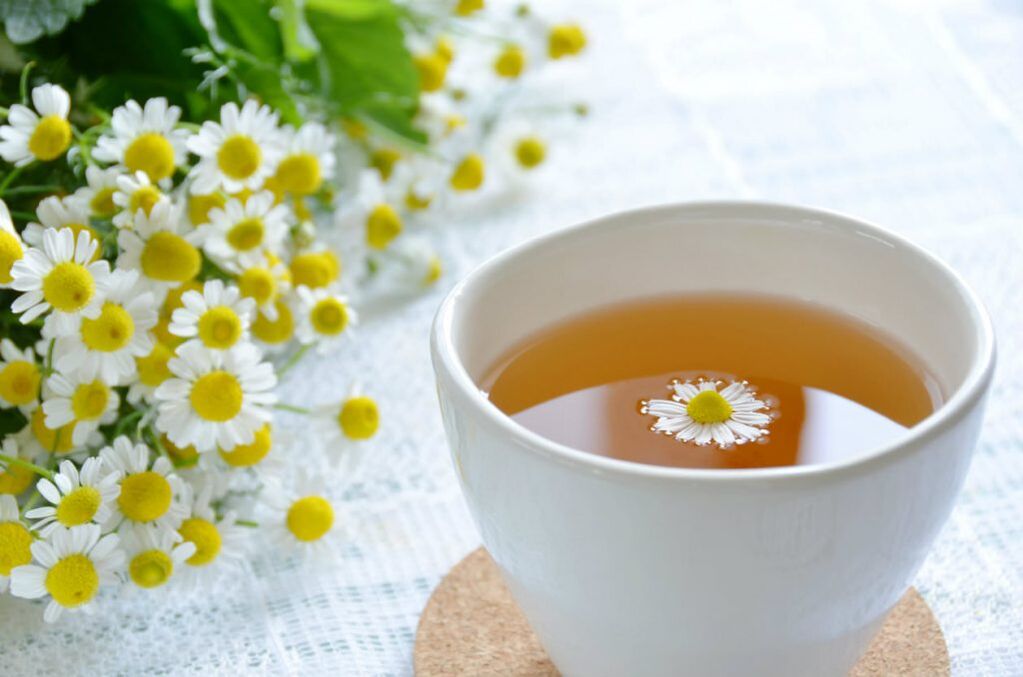 Soothes agus maolaíonn decoction chamomile hipertónacht muscle in osteochondrosis chliabhraigh
